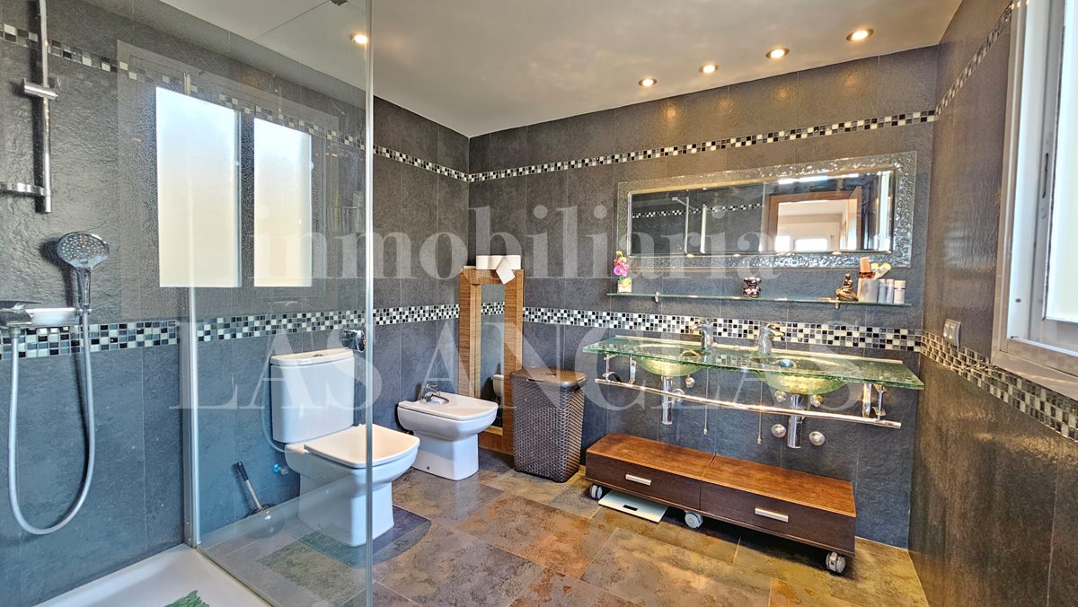 Ibiza Jesús - Spacious semi-detached house with roof terrace in central location for sale