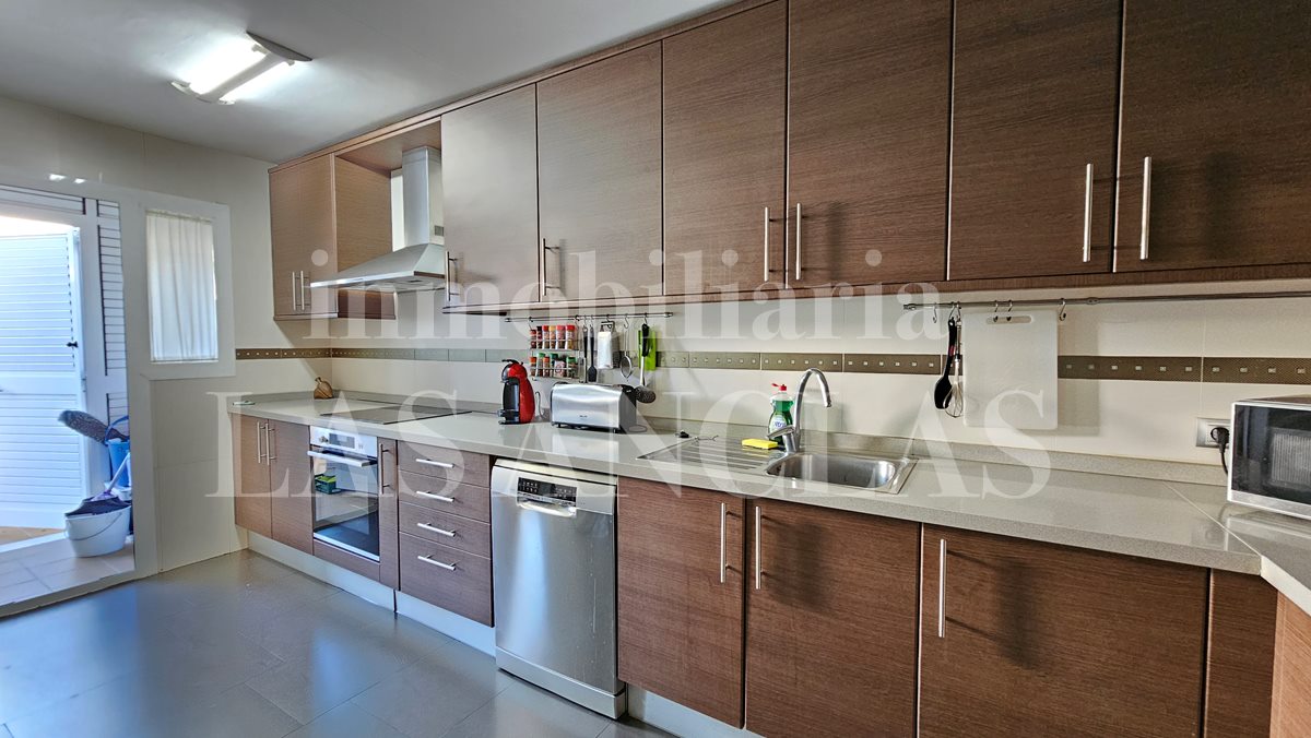 Ibiza Jesús - Spacious semi-detached house with roof terrace in central location for sale