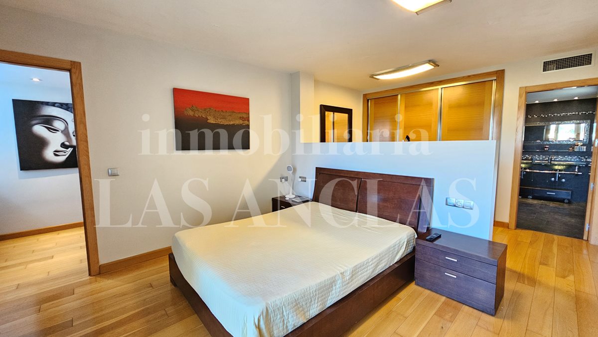 Ibiza Jesús - Spacious semi-detached house with roof terrace in central location for sale