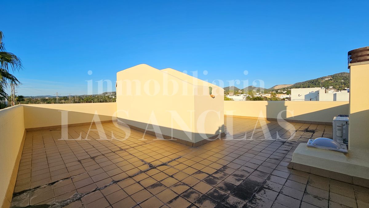 Ibiza Jesús - Spacious semi-detached house with roof terrace in central location for sale