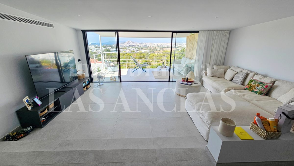 Ibiza Jesús - Villa de 3 apartamentos individuales con fantásticas vistas al mar y a Dalt Vila en venta