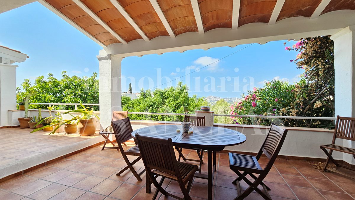 Ibiza Talamanca - Investitionsmöglichkeit: Villa mit 3 separaten Wohnungen und Blick auf das Meer und Dalt Vila im Verkauf