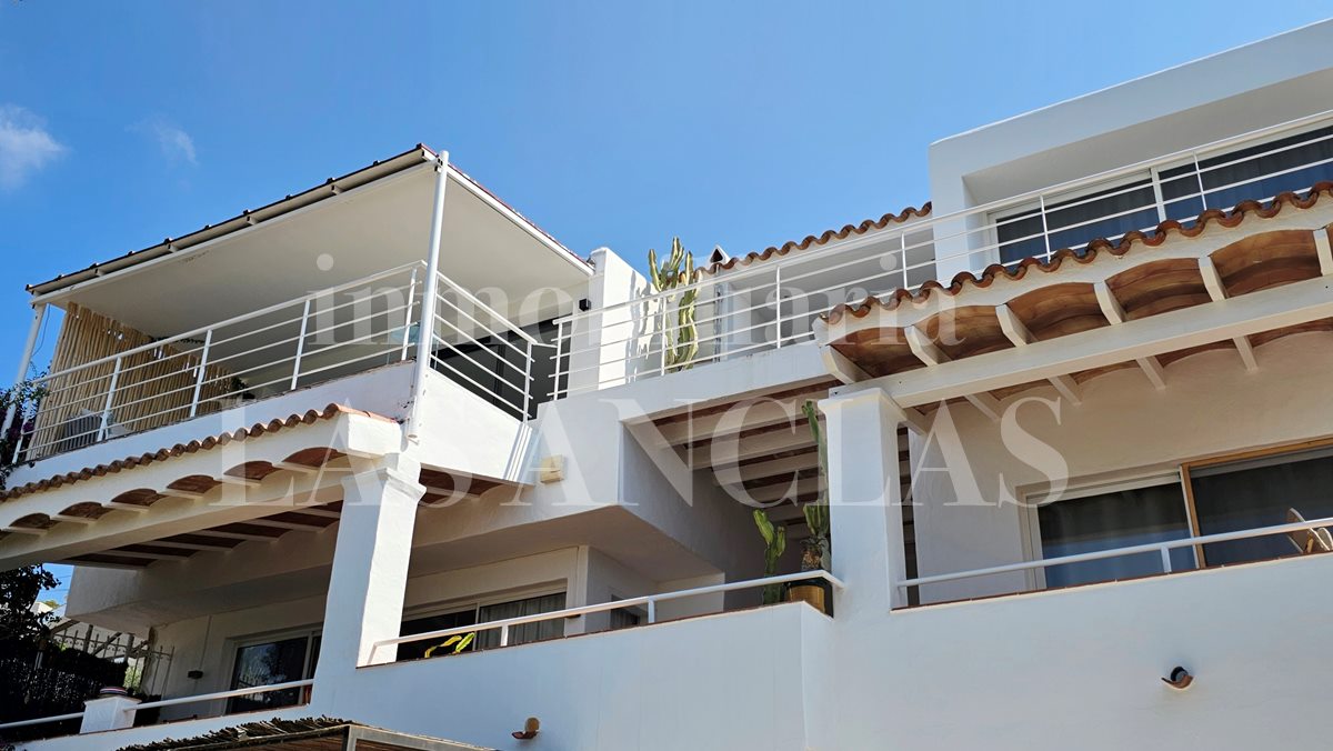Ibiza Jesús - Villa de 3 apartamentos individuales con fantásticas vistas al mar y a Dalt Vila en venta
