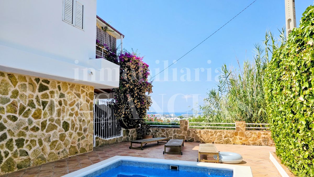 Ibiza Jesús - Villa de 3 apartamentos individuales con fantásticas vistas al mar y a Dalt Vila en venta