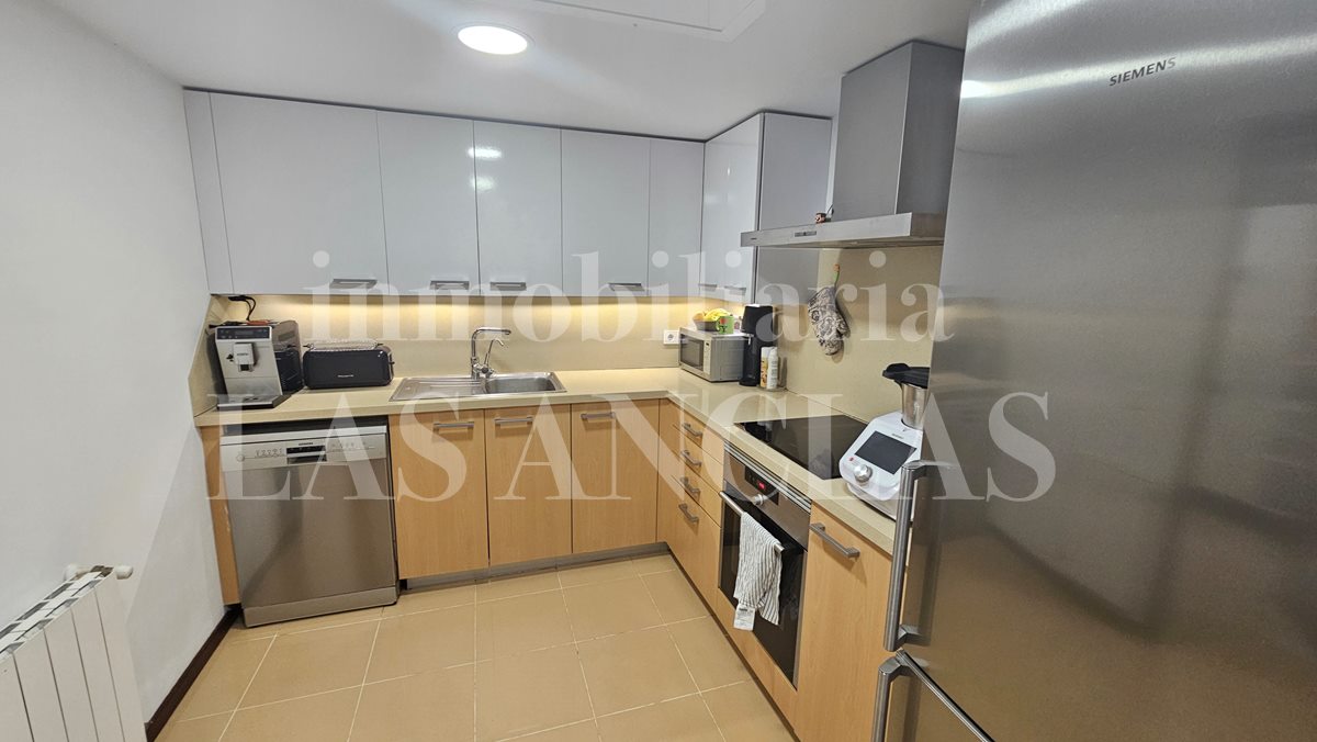 Ibiza Santa Eulalia - Céntrico apartamento con piscina comunitaria, ascensor y plaza de parking privada en venta