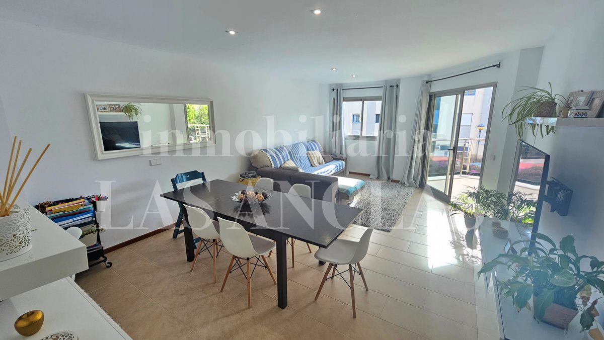 Ibiza Santa Eulalia - Céntrico apartamento con piscina comunitaria, ascensor y plaza de parking privada en venta