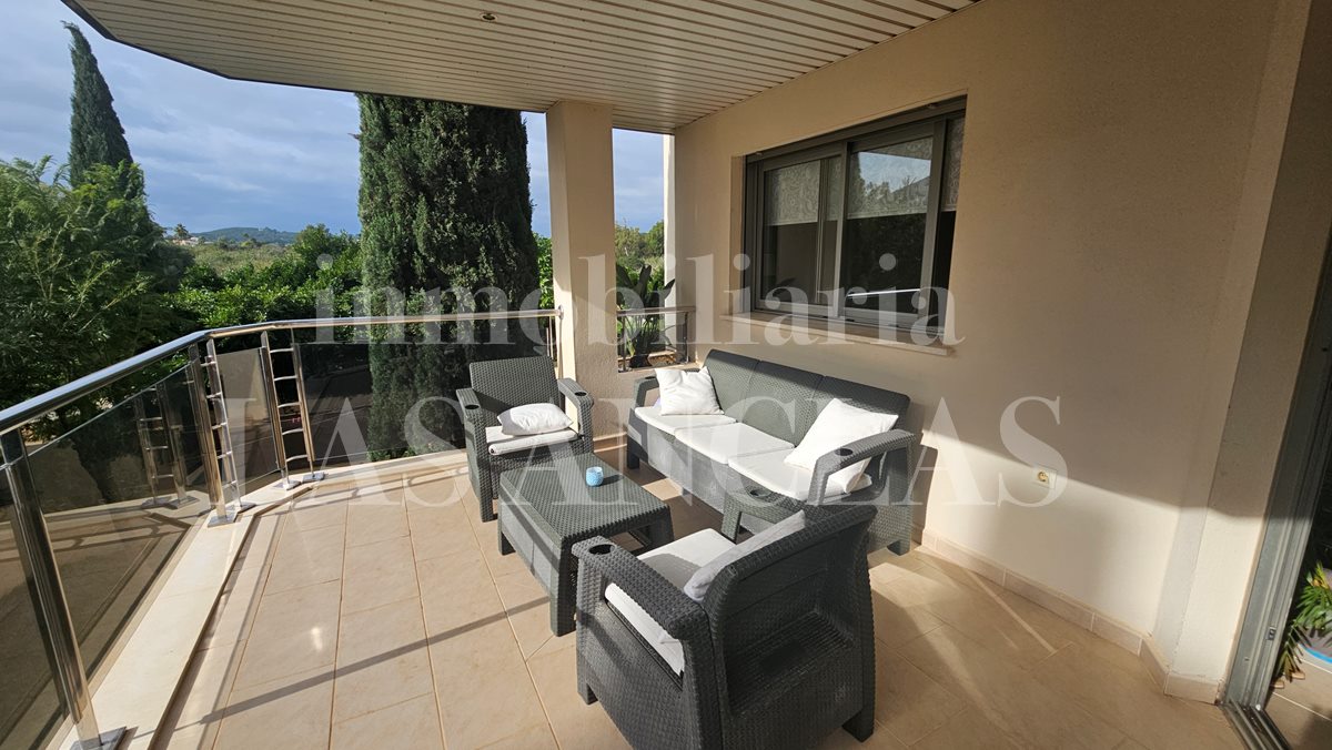 Ibiza Santa Eulalia - Céntrico apartamento con piscina comunitaria, ascensor y plaza de parking privada en venta