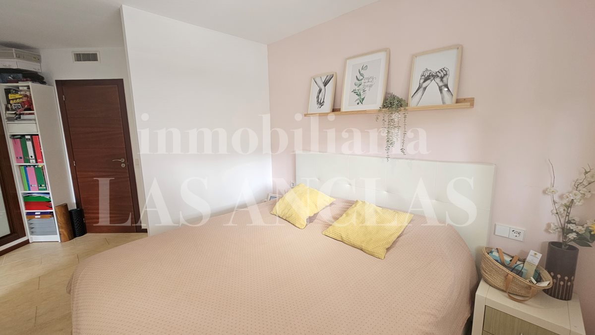 Ibiza Santa Eulalia - Céntrico apartamento con piscina comunitaria, ascensor y plaza de parking privada en venta