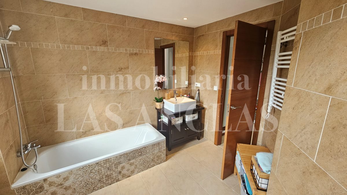 Ibiza Santa Eulalia - Céntrico apartamento con piscina comunitaria, ascensor y plaza de parking privada en venta