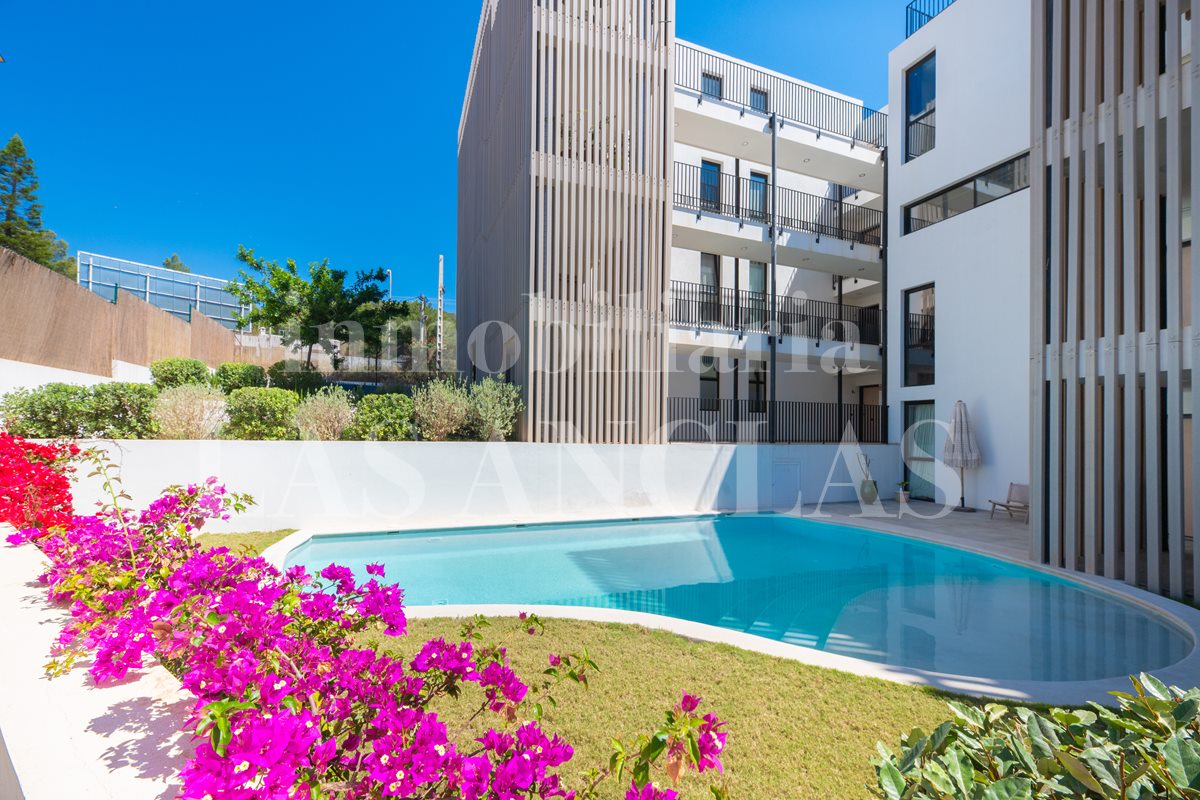 Ibiza Santa Eulalia - Newly built city-centre apartment with communal pool and rooftop terrace in vendita