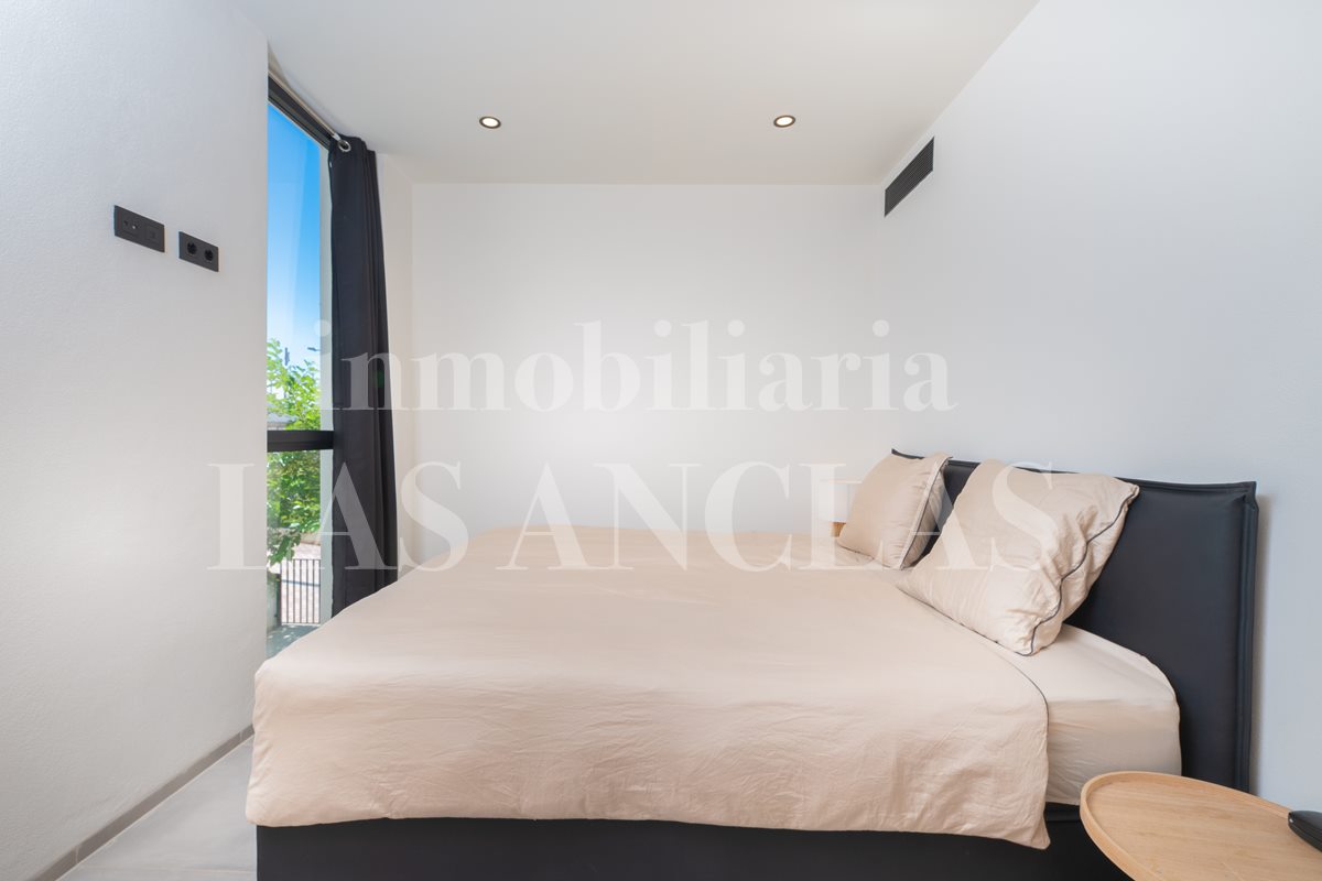 Ibiza Santa Eulalia - Newly built city-centre apartment with communal pool and rooftop terrace in vendita