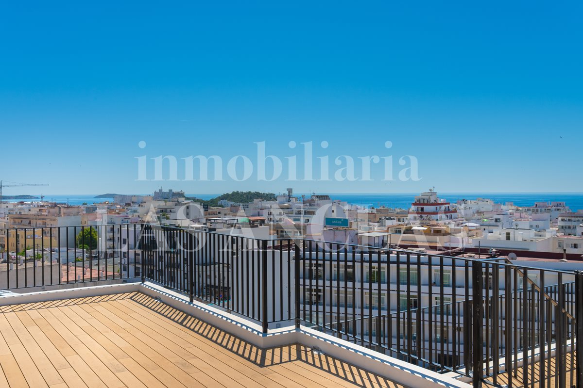 Ibiza Santa Eulalia - Newly built city-centre apartment with communal pool and rooftop terrace in vendita