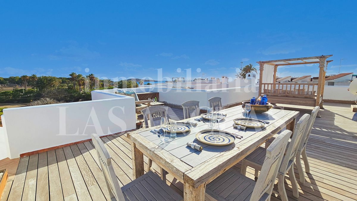 Ibiza Ostküste - Renoviertes Penthouse mit privater Dachterrasse 1 Gehminute vom Strand im Verkauf