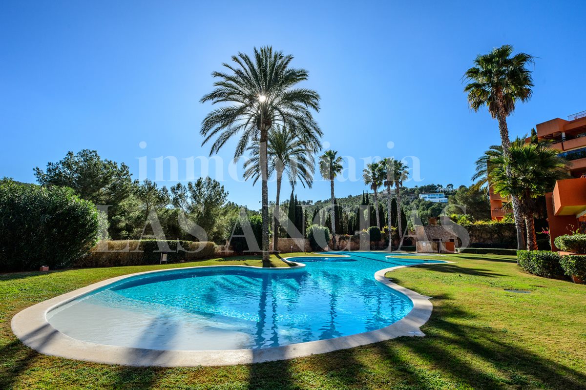 Ibiza near golf course - Renovated flat in elegant residence with communal pool and gymnasium for sale