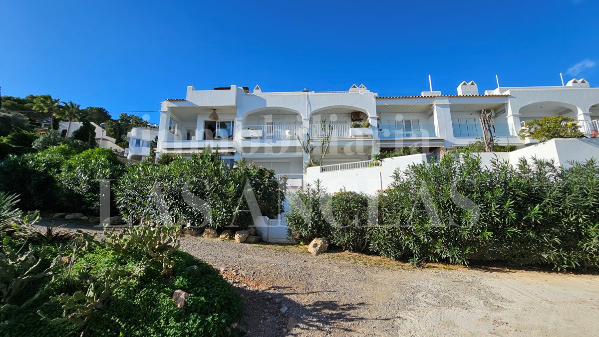 Ibiza Siesta - 1. Meereslinie mit Strandzugang! Helles Eckreihenhaus mit frontalem Meerblick im Verkauf