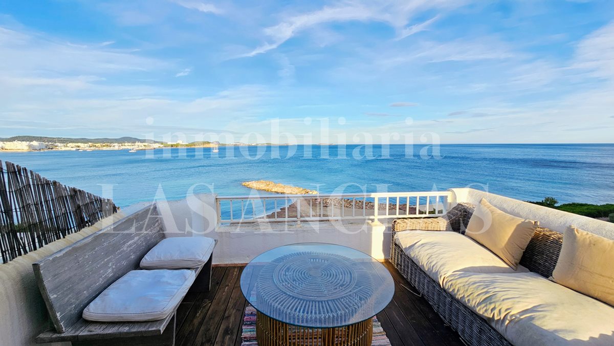 Ibiza Santa Eulalia - 1. Meereslinie mit Strandzugang! Helles Eckreihenhaus mit frontalem Meerblick im Verkauf Ibiza Santa Eulalia - 1. Meereslinie mit Strandzugang! Helles Eckreihenhaus mit frontalem Meerblick im Verkauf
