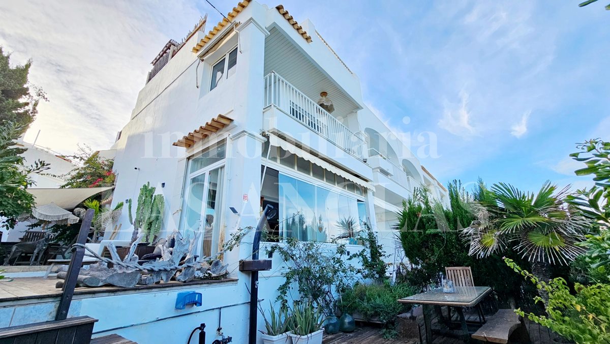 Ibiza Santa Eulalia - 1. Meereslinie mit Strandzugang! Helles Eckreihenhaus mit frontalem Meerblick im Verkauf Ibiza Santa Eulalia - 1. Meereslinie mit Strandzugang! Helles Eckreihenhaus mit frontalem Meerblick im Verkauf