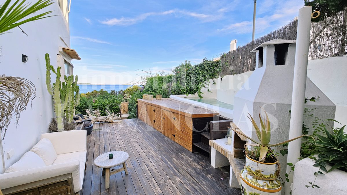 Ibiza Santa Eulalia - 1. Meereslinie mit Strandzugang! Helles Eckreihenhaus mit frontalem Meerblick im Verkauf Ibiza Santa Eulalia - 1. Meereslinie mit Strandzugang! Helles Eckreihenhaus mit frontalem Meerblick im Verkauf