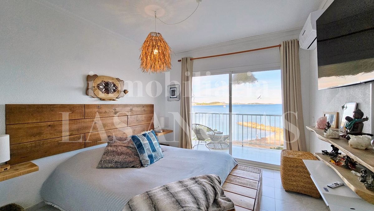 Ibiza Santa Eulalia - 1. Meereslinie mit Strandzugang! Helles Eckreihenhaus mit frontalem Meerblick im Verkauf Ibiza Santa Eulalia - 1. Meereslinie mit Strandzugang! Helles Eckreihenhaus mit frontalem Meerblick im Verkauf