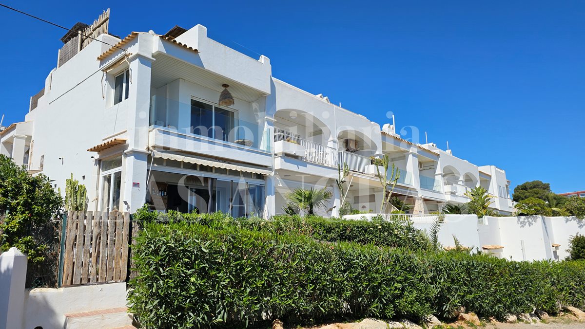Ibiza Siesta - 1. Meereslinie mit Strandzugang! Helles Eckreihenhaus mit frontalem Meerblick im Verkauf