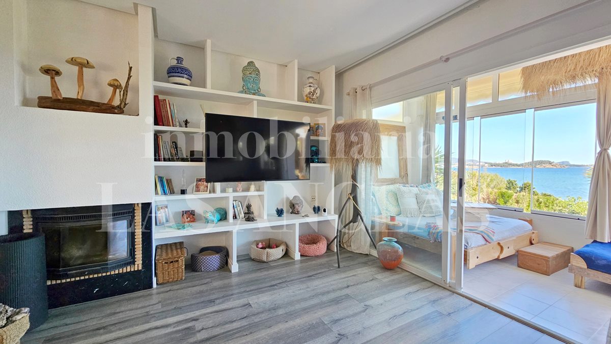 Ibiza Siesta - Seafront with access to the beach! Bright corner townhouse with awsome views for sale