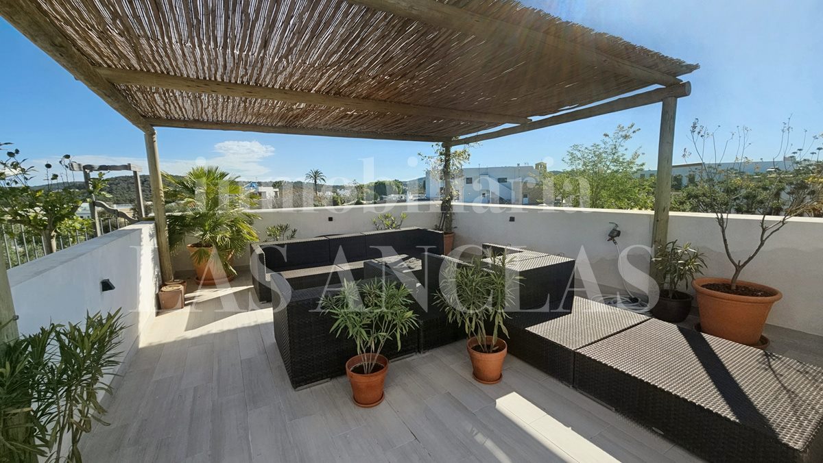Ibiza Santa Gertrudis - Ático contemporáneo con encanto rústico y azotea privada en el corazón del pueblo en venta
