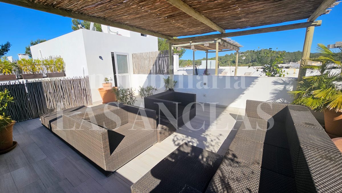Ibiza Santa Gertrudis - Ático contemporáneo con encanto rústico y azotea privada en el corazón del pueblo en venta