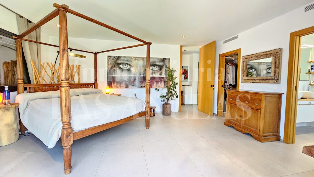 Ibiza Talamanca - Doppelhaushälfte mit Pool, Aufzug und 157m² Garage in begehrter Lage im Verkauf