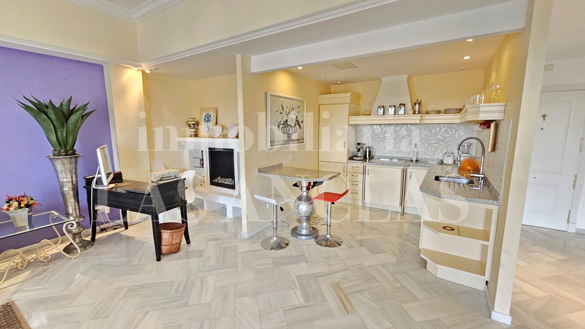 Ibiza Jesús - Grosszügige Wohnung mit großer Terrasse, Pool und Meerblick im Verkauf