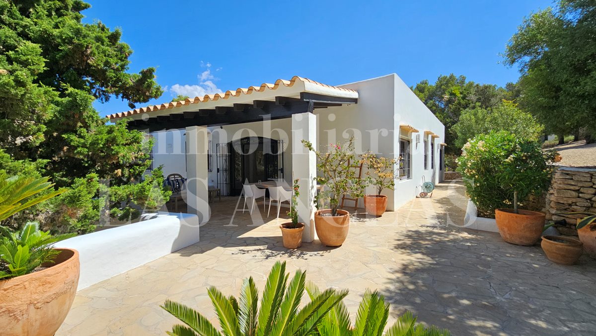 Ibiza Siesta - Mediterrane Villa mit Charakter, Meerblick und strandnaher Lage im Verkauf