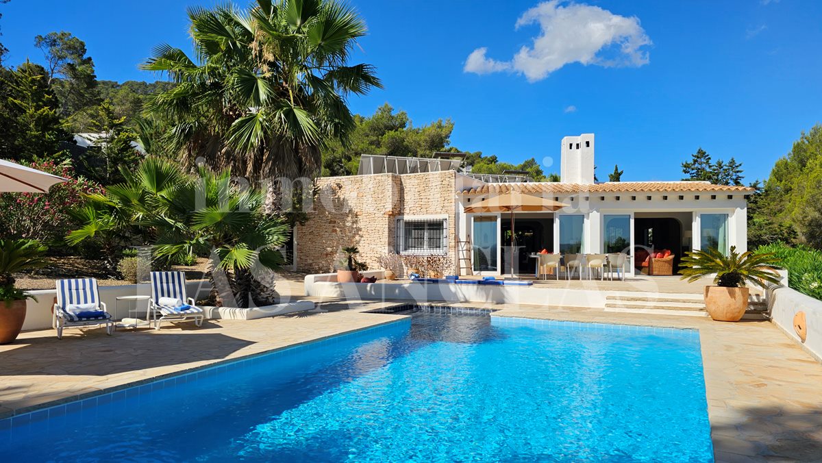 Ibiza Siesta - Wunderschöne mediterrane Villa mit Gästeapartment und Meerblick in fußläufiger Strandnähe im Verkauf