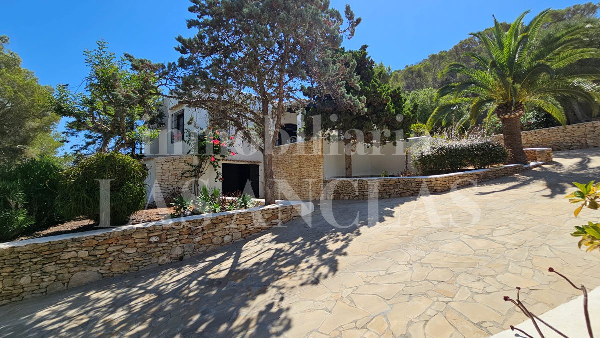Ibiza Siesta - Wunderschöne mediterrane Villa mit Gästeapartment und Meerblick in fußläufiger Strandnähe im Verkauf