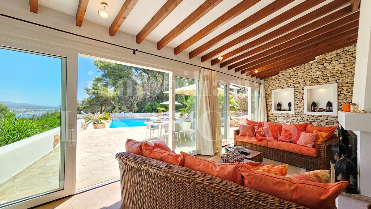 Ibiza Siesta - Wunderschöne mediterrane Villa mit Gästeapartment und Meerblick in fußläufiger Strandnähe im Verkauf