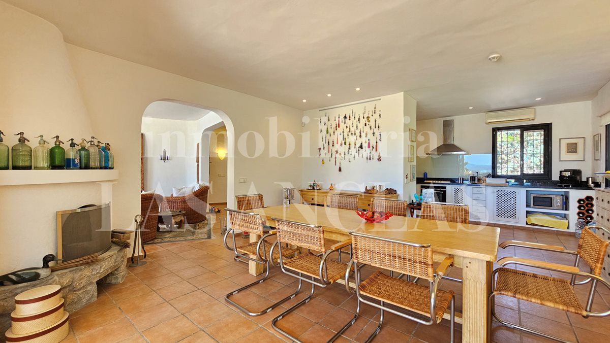 Ibiza Siesta - Wunderschöne mediterrane Villa mit Gästeapartment und Meerblick in fußläufiger Strandnähe im Verkauf