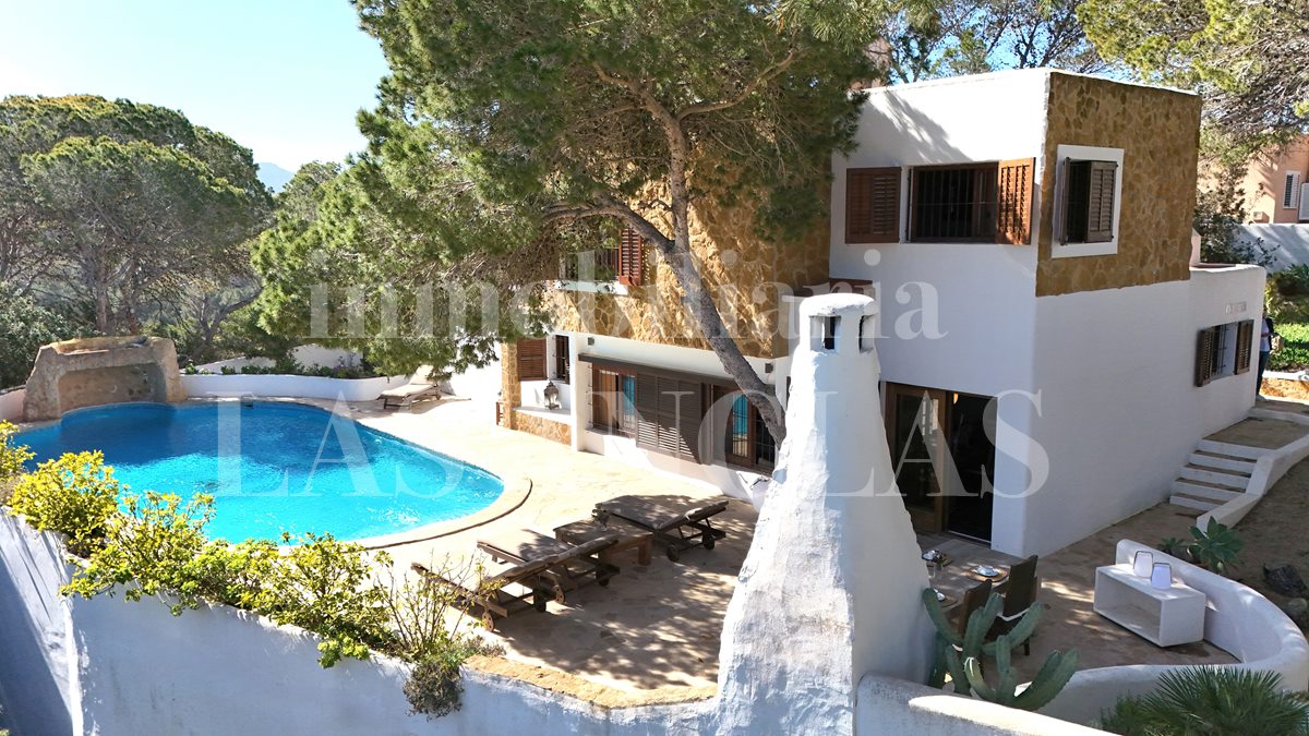 Ibiza Cala Conta - Atractiva villa en un entorno tranquilo con vistas al mar y a la puesta de sol en venta