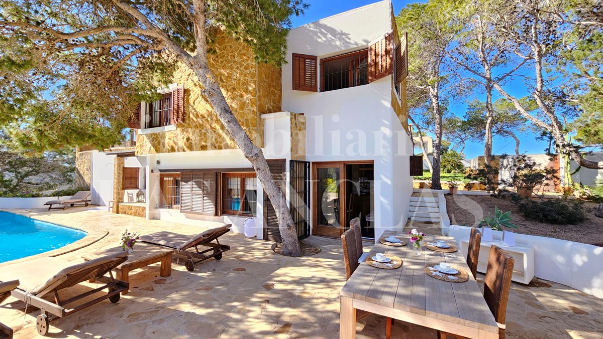 Ibiza Cala Conta - Romantic house in elevated location with beautiful views to the sea and sunsets in vendita