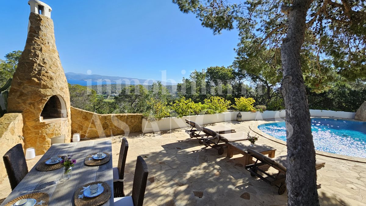 Ibiza Cala Conta - Atractiva villa en un entorno tranquilo con vistas al mar y a la puesta de sol en venta