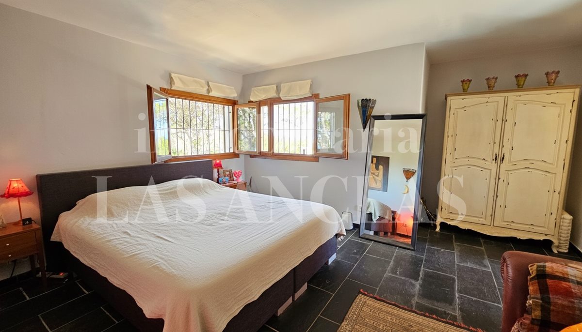 Ibiza Cala Conta - Atractiva villa en un entorno tranquilo con vistas al mar y a la puesta de sol en venta