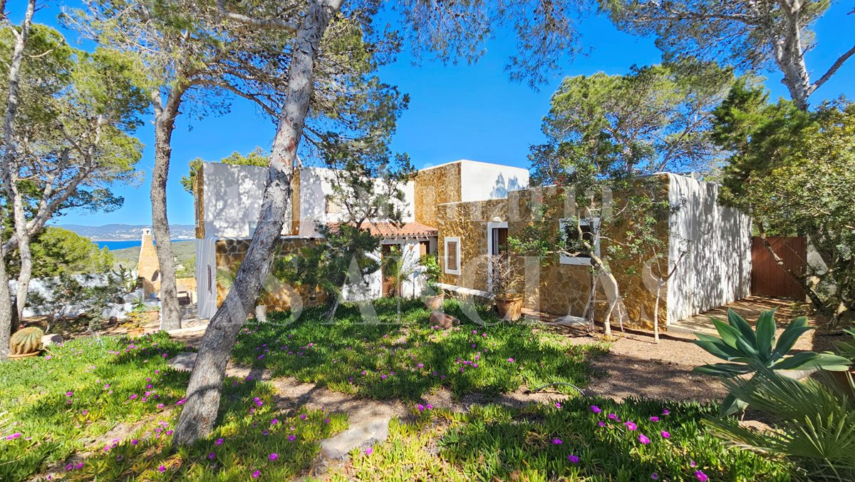 Ibiza Cala Conta - Romantic house in elevated location with beautiful views to the sea and sunsets à vendre