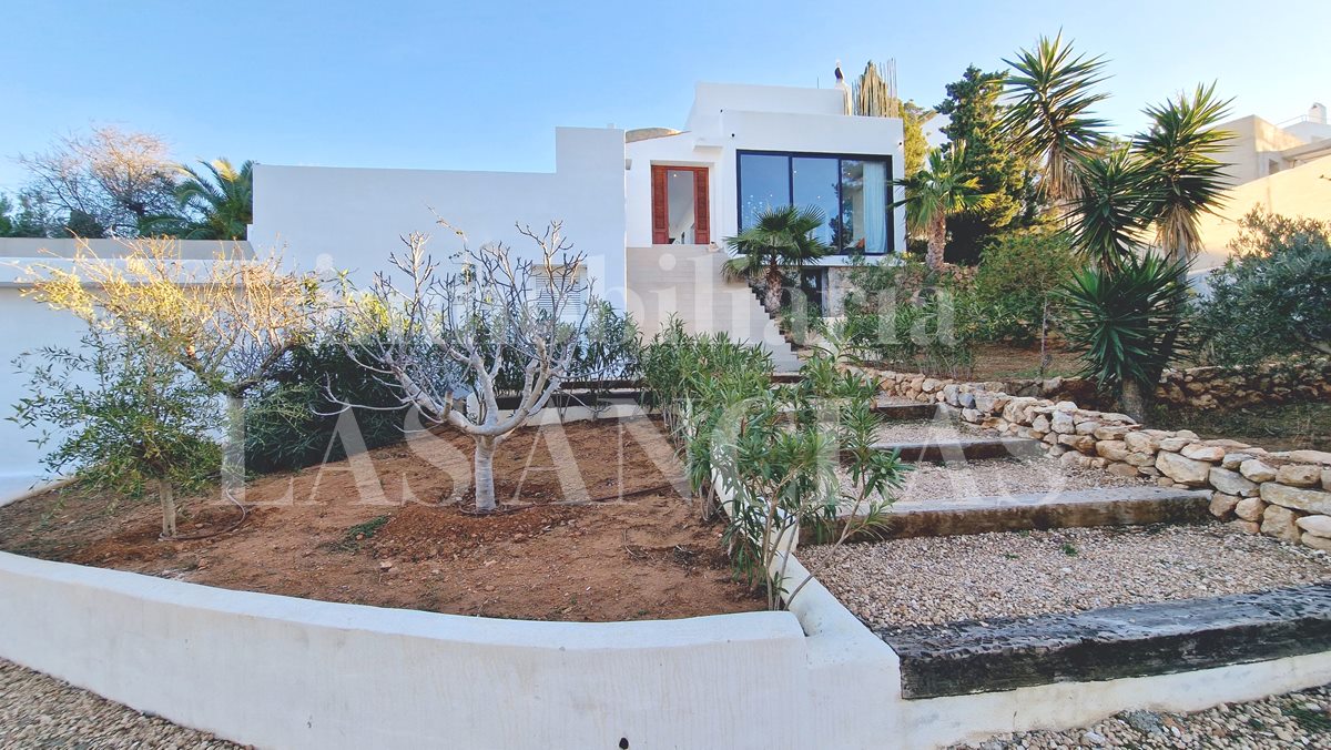 Ibiza west coast - Renovated villa with stone tower and views to the sea and the coast in vendita