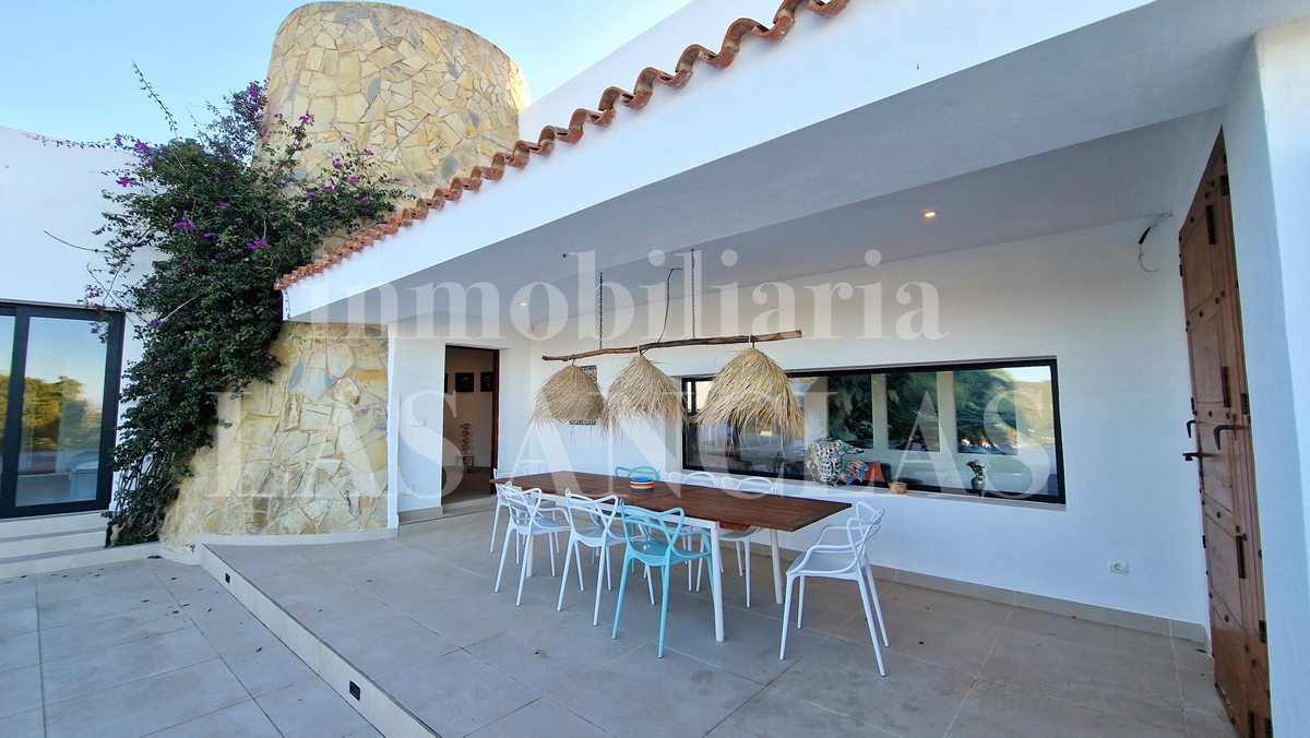 Ibiza Westküste - Atractiva villa con torre de piedra con vistas a las puestas de sol y mar im Verkauf