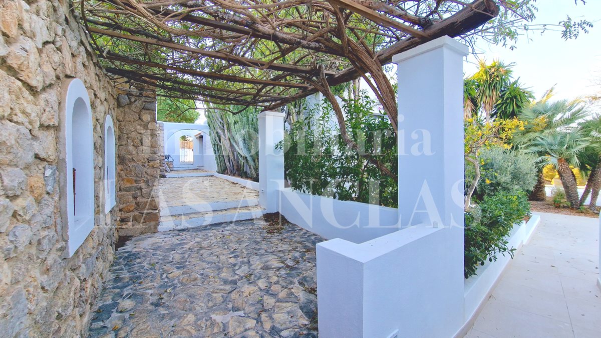 Villa mit Natursteinturm an der Westküste Ibiza im Verkauf