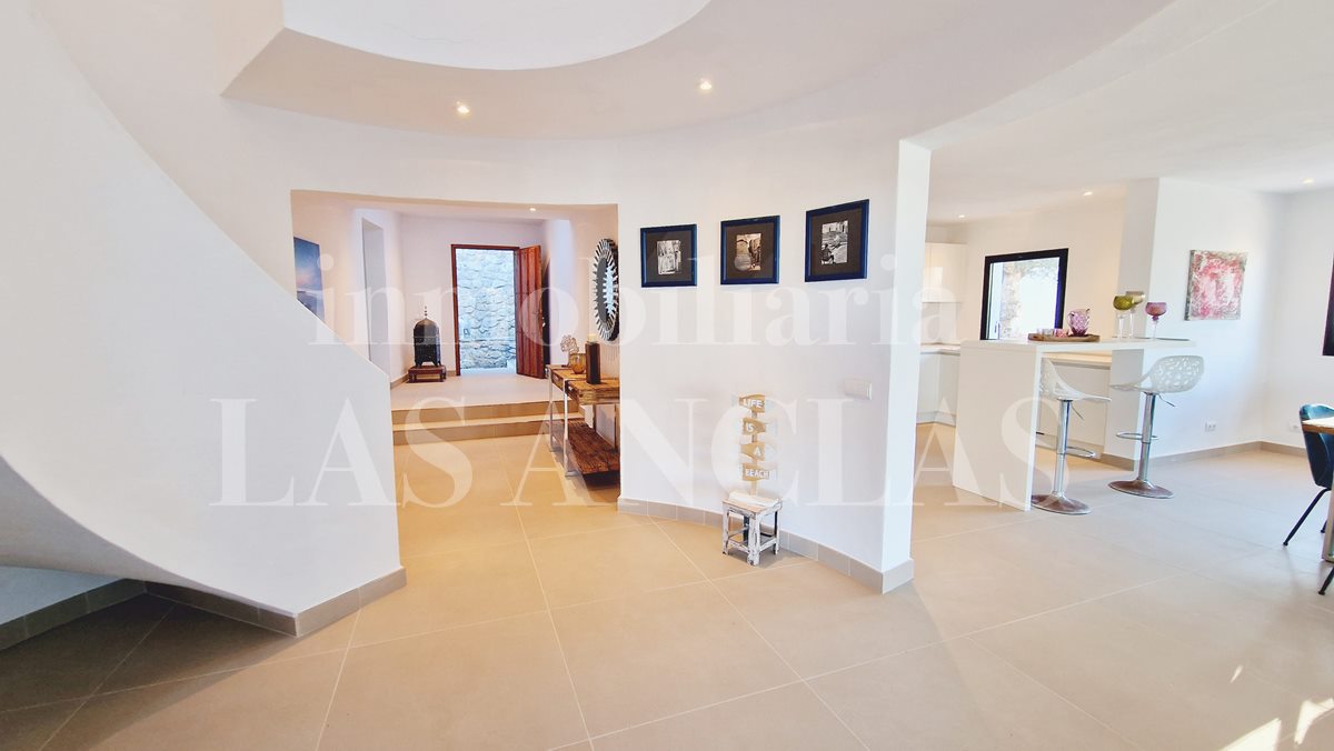 Villa mit Natursteinturm an der Westküste Ibiza im Verkauf