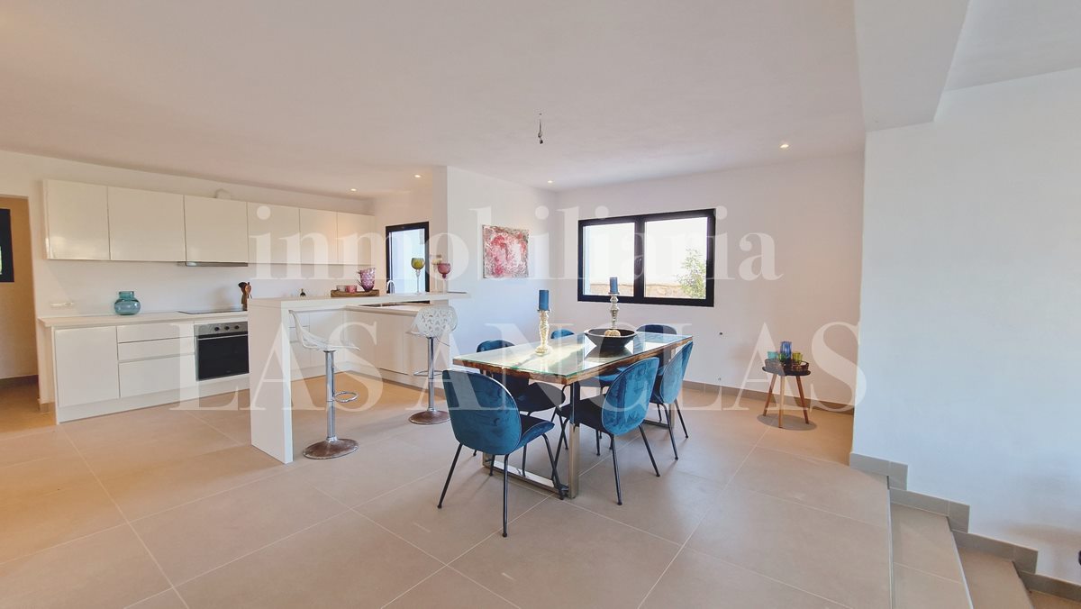 Villa mit Natursteinturm an der Westküste Ibiza im Verkauf