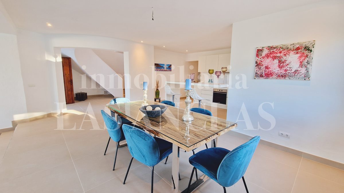 Villa mit Natursteinturm an der Westküste Ibiza im Verkauf