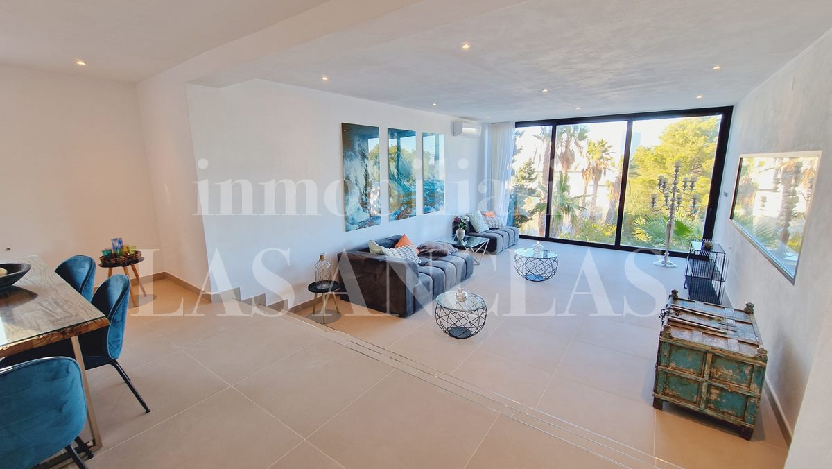 Villa mit Natursteinturm an der Westküste Ibiza im Verkauf