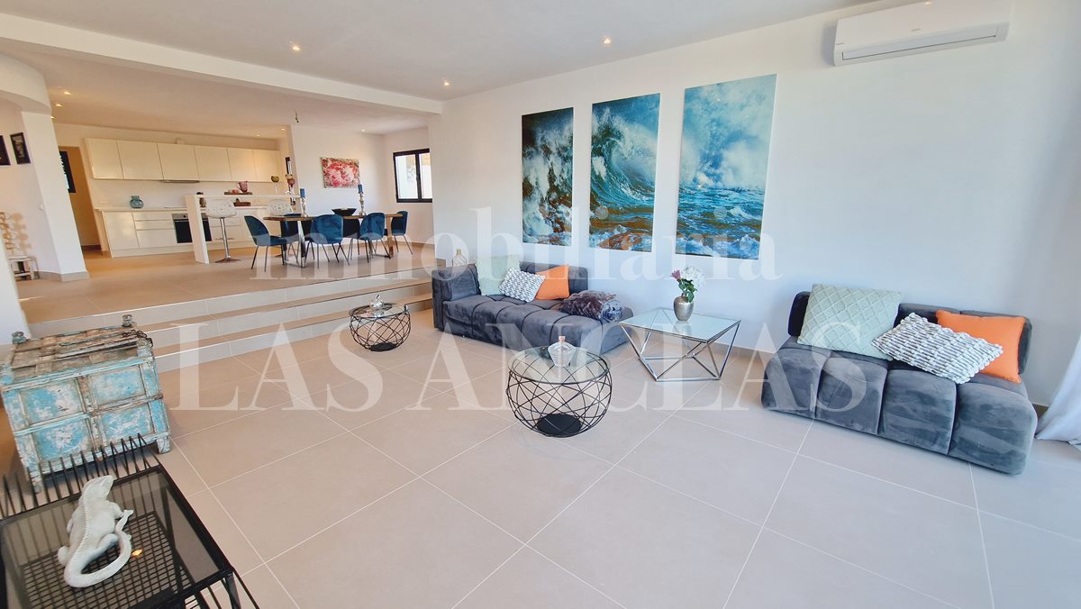 Ibiza Westküste - Attraktive Villa mit Steinturm und tollem Blick auf Sonnenuntergang und Meer im Verkauf