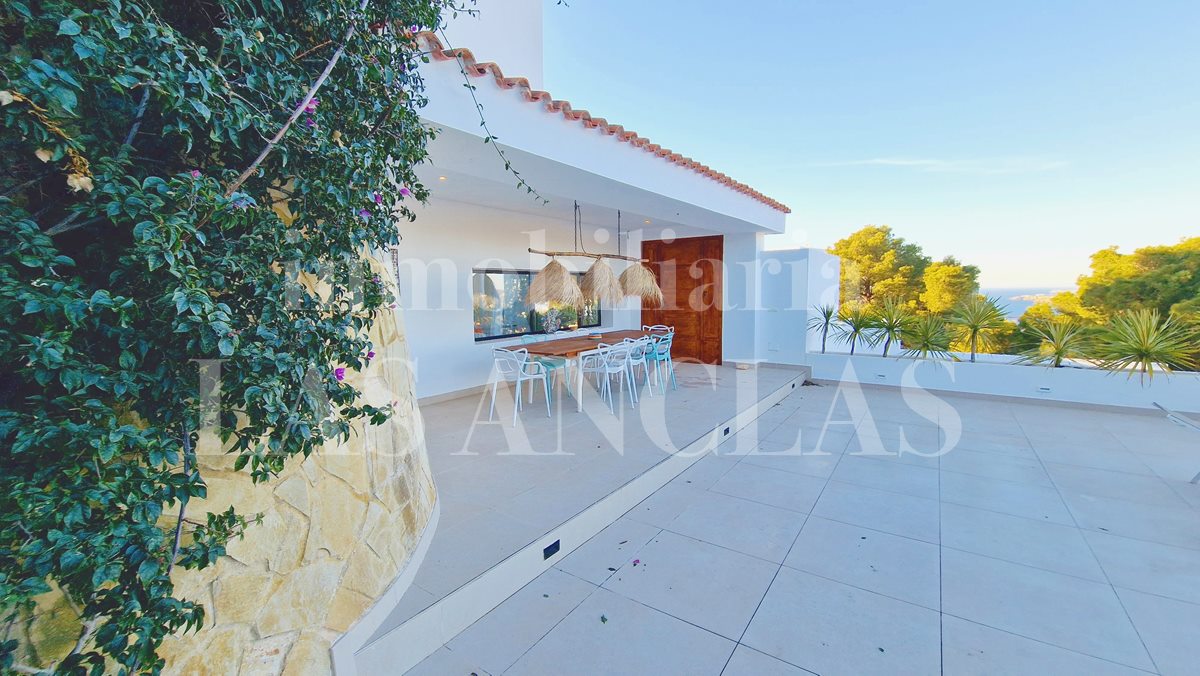 Villa mit Natursteinturm an der Westküste Ibiza im Verkauf