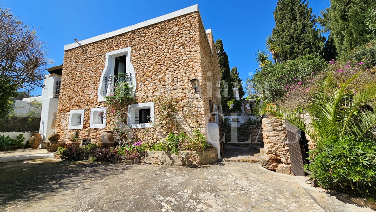 Ibiza San José - Wunderschön sanierte historische Finca, eingebettet in einen blühenden Garten im Verkauf