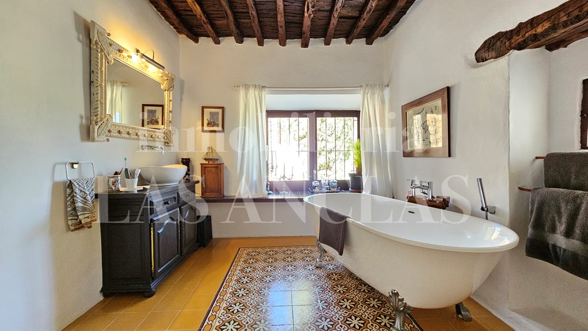 Ibiza San José - Lovingly renovated finca of 400 years old with several annexes and many details for sale